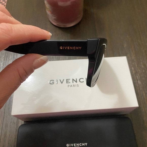 GIVENCHY Sun Glasses. - Picture 5 of 9